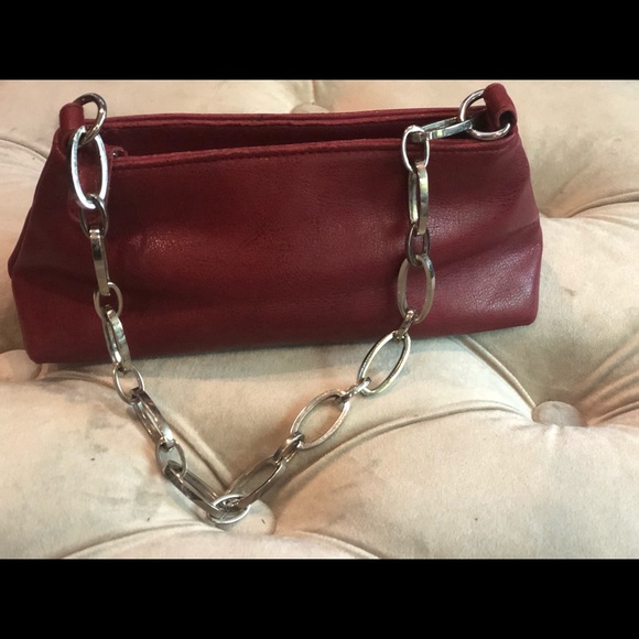 Red leather purse with silver chain strap. - Picture 3 of 8